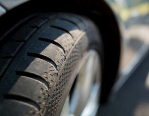 Auto choque rueda mujer atropello