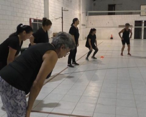 Mujeres desarrollando actividades deportivas en el