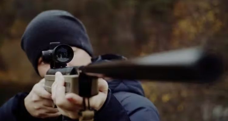 Joven cazador caza rifle