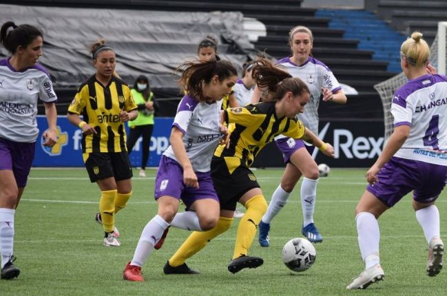 Jugadoras peñarol defensor auf