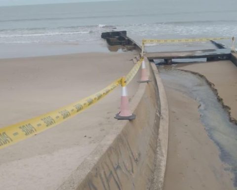 Cerco delimita sector de playa de Piriápolis alcanzado por la contaminación de aguas servidas.