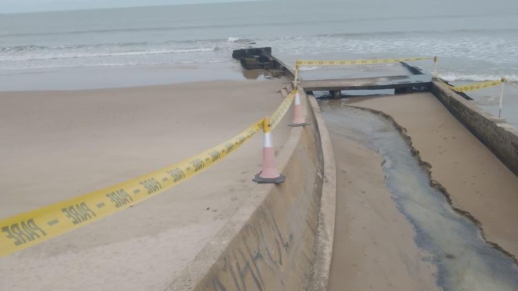 Cerco delimita sector de playa de Piriápolis alcanzado por la contaminación de aguas servidas.