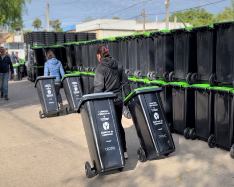 Entrega de contenedores como parte del programa Ecocanelones de gestión de residuos.