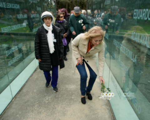 Intendenta Carolina Cosse rindió homenaje a los desaparecidos junto a Crysol.