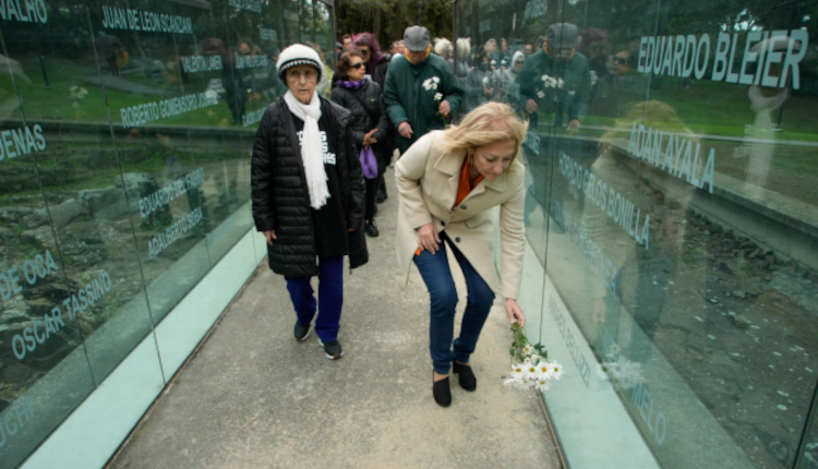 Intendenta Carolina Cosse rindió homenaje a los desaparecidos junto a Crysol.