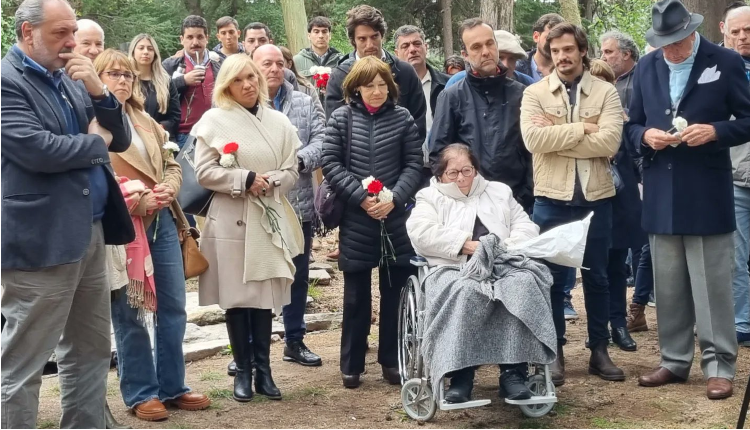 Homenaje a "toba" Gutierrrez Ruiz en Cementario del Buceo. Foto: twitter de Jorge Gandini.
