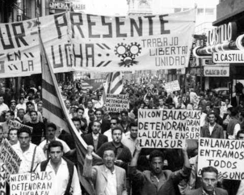 Manifestación de obreros textiles. Calle Sarandí. Año 1965.