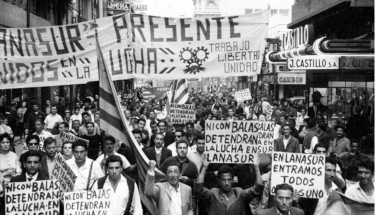 Manifestación de obreros textiles. Calle Sarandí. Año 1965.