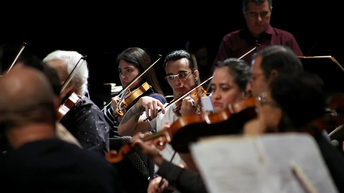 Orquesta Filarmónica de Montevideo junto a Luciano Supervielle.