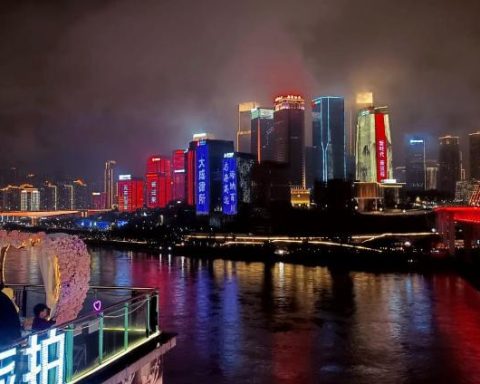 Vista nocturna de Chongqing.