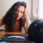 La escritora argentina Leila Sucari vuelve a sacudir el panorama literario con su nueva obra, ¿Se dice así?, un libro que se resiste a ser reducido a la categoría de “novela erótica” y que, en cambio, propone una indagación más amplia, más compleja y más desafiante: una exploración del deseo como forma de conocimiento, del lenguaje como territorio inestable y del cuerpo como una fuerza eléctrica que piensa, pulsa y escribe. La autora —reciente ganadora del Premio María Elena Walsh–Sara Facio, entre más de sesenta proyectos presentados— plantea una obra en la que el erotismo funciona como puerta de entrada, pero nunca como límite. “Es un libro que usa el erotismo como punto de partida, no como destino”, afirma. En ese gesto inaugural se despliega una escritura que se atreve a mirar aquello que las palabras no alcanzan a nombrar: el misterio del impulso, la intimidad que resiste, la vibración física que antecede al significado. Sucari no escribe desde lo anecdótico ni desde la trama clásica. Su apuesta es otra: una forma fragmentaria y luminosa, atenta al ritmo y al tono, donde la emoción se impone sobre el argumento. Con ecos de Roland Barthes y resonancias de Anne Carson, su narradora avanza siguiendo destellos, guiada por un lenguaje que se mueve entre la poesía, la reflexión y la pulsión. “Me interesa mirar con microscopio y pensar musicalmente. Las tramas ordenadas me aburren; prefiero ir al hueso, que siempre es errático”, señala. La obra propone una lectura que desafía clichés, convencionalismos y mandatos de género. El jurado que distinguió al libro valoró precisamente ese gesto: un acercamiento directo, sin eufemismos ni complacencias, donde la protagonista ya no es objeto, sino impulso, fuerza que desobedece, que interroga y que nos recuerda que el erotismo también es un territorio político. Sucari explica que para escribir erotismo sin caer en estereotipos ni en pudores innecesarios, su método fue simple y radical: escuchar al texto. “Barthes decía que donde hay cuerpo no hay estereotipo. Escribí desde las pulsiones de la narradora, sin pensar en quién me iba a leer. Todo género exige riesgo y entrega”, sostiene. En tiempos culturales acelerados, donde la intimidad parece quedar relegada frente al ruido digital, ¿qué lugar puede ocupar una literatura que se detiene en lo sensible? Sucari no busca responder con certezas, pero sí apunta hacia lo que considera fundamental: las grietas de inutilidad, de pausa, de contemplación. “Me interesa lo que detiene la vorágine. La inutilidad que mira, toca, escucha. Ahí, donde todavía se puede imaginar algo distinto”. La autora también advierte que el erotismo actual atraviesa un momento de empobrecimiento imaginativo, consecuencia de la hiperproductividad y la falta de ocio. Su propuesta es clara: para recuperar el deseo hay que perder el tiempo. Leer cosas viejas, mirar películas, caminar sin rumbo, entrar a la cama sin objetivos. “La imaginación necesita ensoñación”, afirma. ¿Se dice así? es, así, una obra que excede su propio género. Una pregunta antes que una historia. Un territorio sensorial antes que un argumento. Una invitación a leer —y a vivir— con más entrega y menos prisa. Cuando se le pregunta qué espera que encuentre el lector más allá del erotismo, Sucari lo resume de un modo que funciona como manifiesto: “Una pulsión vital: ganas de salir a vivir su única, salvaje y preciosa vida”.