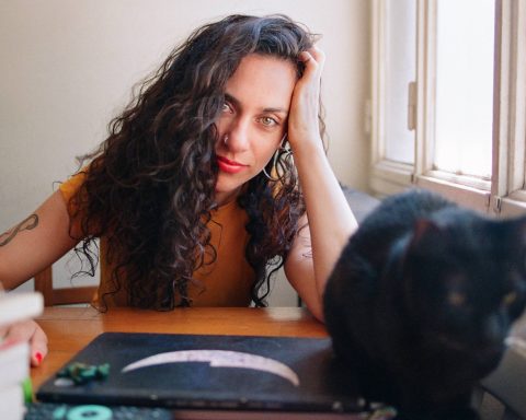 La escritora argentina Leila Sucari vuelve a sacudir el panorama literario con su nueva obra, ¿Se dice así?, un libro que se resiste a ser reducido a la categoría de “novela erótica” y que, en cambio, propone una indagación más amplia, más compleja y más desafiante: una exploración del deseo como forma de conocimiento, del lenguaje como territorio inestable y del cuerpo como una fuerza eléctrica que piensa, pulsa y escribe. La autora —reciente ganadora del Premio María Elena Walsh–Sara Facio, entre más de sesenta proyectos presentados— plantea una obra en la que el erotismo funciona como puerta de entrada, pero nunca como límite. “Es un libro que usa el erotismo como punto de partida, no como destino”, afirma. En ese gesto inaugural se despliega una escritura que se atreve a mirar aquello que las palabras no alcanzan a nombrar: el misterio del impulso, la intimidad que resiste, la vibración física que antecede al significado. Sucari no escribe desde lo anecdótico ni desde la trama clásica. Su apuesta es otra: una forma fragmentaria y luminosa, atenta al ritmo y al tono, donde la emoción se impone sobre el argumento. Con ecos de Roland Barthes y resonancias de Anne Carson, su narradora avanza siguiendo destellos, guiada por un lenguaje que se mueve entre la poesía, la reflexión y la pulsión. “Me interesa mirar con microscopio y pensar musicalmente. Las tramas ordenadas me aburren; prefiero ir al hueso, que siempre es errático”, señala. La obra propone una lectura que desafía clichés, convencionalismos y mandatos de género. El jurado que distinguió al libro valoró precisamente ese gesto: un acercamiento directo, sin eufemismos ni complacencias, donde la protagonista ya no es objeto, sino impulso, fuerza que desobedece, que interroga y que nos recuerda que el erotismo también es un territorio político. Sucari explica que para escribir erotismo sin caer en estereotipos ni en pudores innecesarios, su método fue simple y radical: escuchar al texto. “Barthes decía que donde hay cuerpo no hay estereotipo. Escribí desde las pulsiones de la narradora, sin pensar en quién me iba a leer. Todo género exige riesgo y entrega”, sostiene. En tiempos culturales acelerados, donde la intimidad parece quedar relegada frente al ruido digital, ¿qué lugar puede ocupar una literatura que se detiene en lo sensible? Sucari no busca responder con certezas, pero sí apunta hacia lo que considera fundamental: las grietas de inutilidad, de pausa, de contemplación. “Me interesa lo que detiene la vorágine. La inutilidad que mira, toca, escucha. Ahí, donde todavía se puede imaginar algo distinto”. La autora también advierte que el erotismo actual atraviesa un momento de empobrecimiento imaginativo, consecuencia de la hiperproductividad y la falta de ocio. Su propuesta es clara: para recuperar el deseo hay que perder el tiempo. Leer cosas viejas, mirar películas, caminar sin rumbo, entrar a la cama sin objetivos. “La imaginación necesita ensoñación”, afirma. ¿Se dice así? es, así, una obra que excede su propio género. Una pregunta antes que una historia. Un territorio sensorial antes que un argumento. Una invitación a leer —y a vivir— con más entrega y menos prisa. Cuando se le pregunta qué espera que encuentre el lector más allá del erotismo, Sucari lo resume de un modo que funciona como manifiesto: “Una pulsión vital: ganas de salir a vivir su única, salvaje y preciosa vida”.