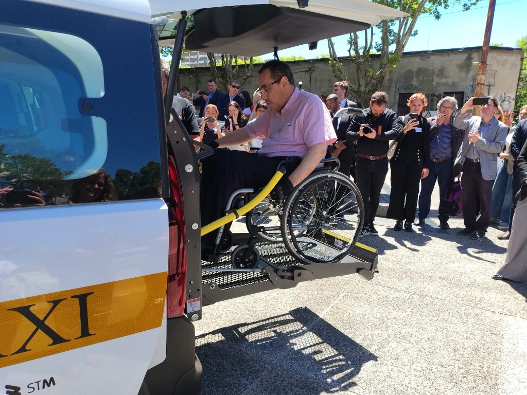 Ministro de Turismo Pablo Menoni en demostración de la funcionalidad de la rampa. 