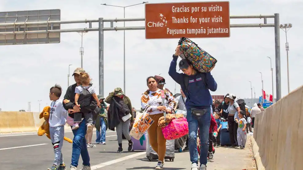 Familias de migrantes indocumentados dejan territorio chileno para probar suerte en Perú, ante la amenaza de expulsión