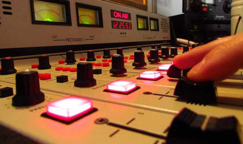 Proyecto de ley prohíbe que partidos políticos controlen los medios del espectro radioeléctrico Proyecto de ley prohíbe que partidos políticos controlen los medios del espectro radioeléctrico