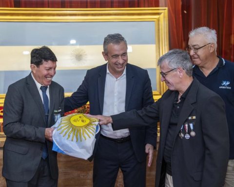 Javkin entregó la bandera argentina a ex combatientes de Malvinas que la izarán en la cima del Aconcagua