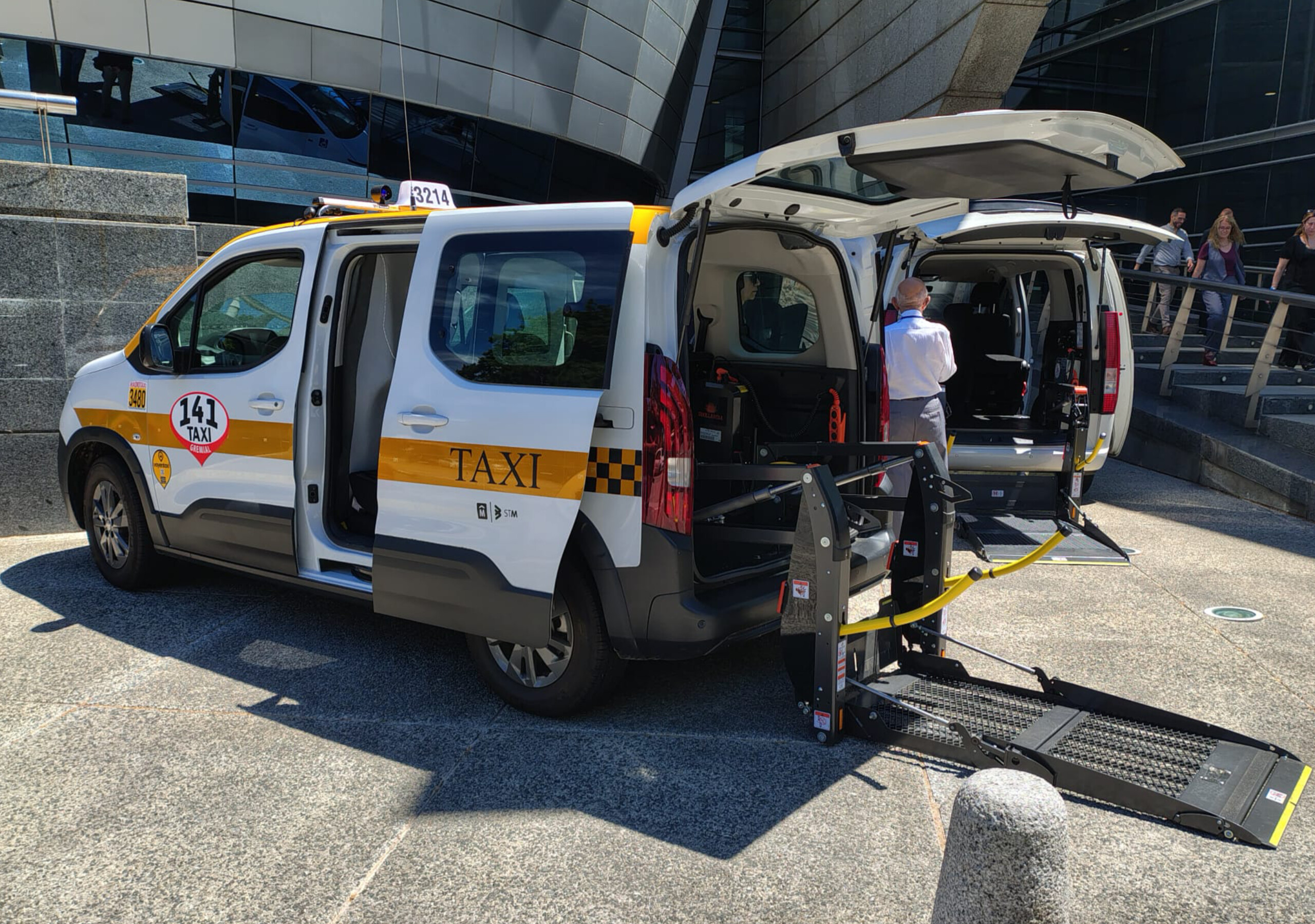 En las calles de Montevideo se verán nuevas unidades que cumplirán el servicio de taxis accesibles