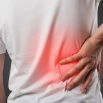 Una hernia discal ocurre cuando, debido a un desgaste o una sobrecarga, la pared exterior del disco se debilita o se rompe.