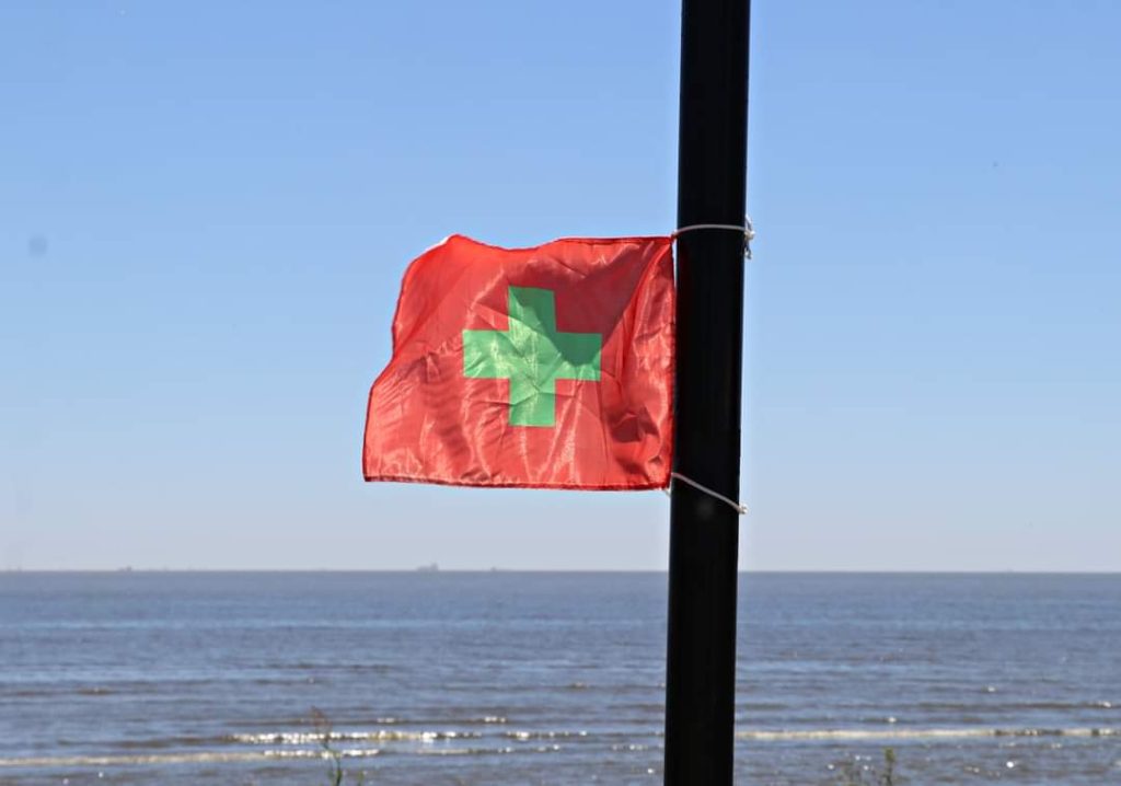 Las autoridades sanitarias despliegan una bandera sanitaria cuando aparecen estas floraciones