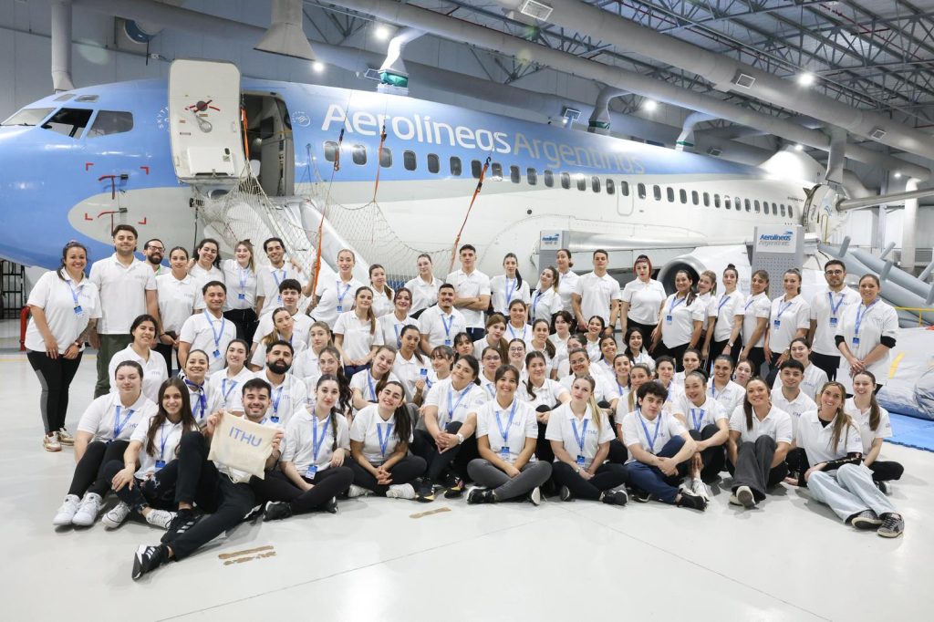Los alumnos de Asistente de Vuelos y Cruceros reciben entrenamiento en un avión de última generación equipado especialmente para capacitación