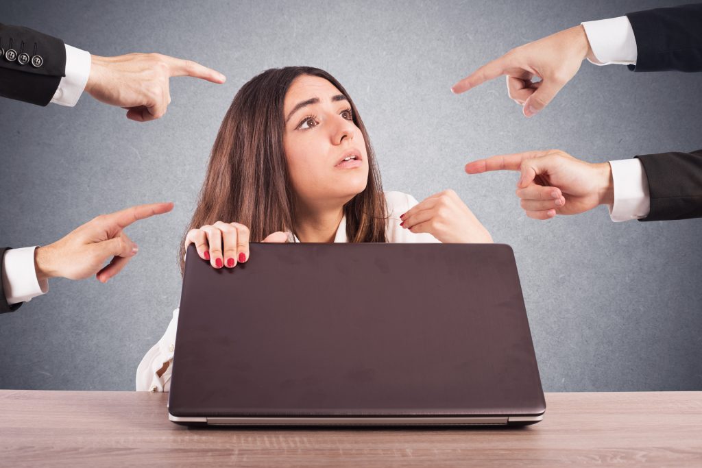 Los conflictos interpersonales, ya sea con compañeros o jefes abusivos, contribuyen de forma significativa