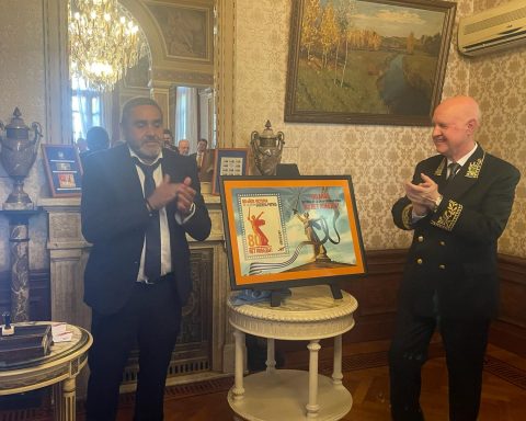 El Embajador de la Federación Rusa en Uruguay, Sr. Alexey Isakov y el presidente de Correo Uruguayo, Gabriel Bonfrisco.