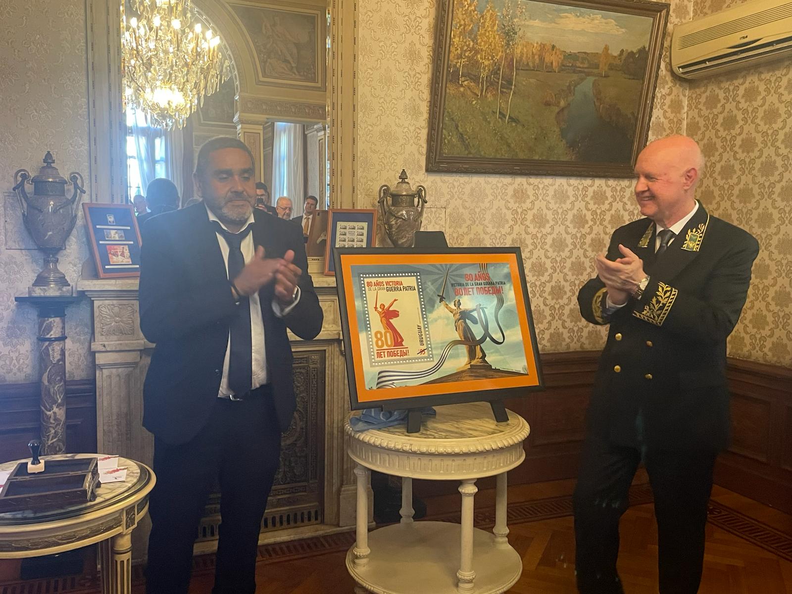 El Embajador de la Federación Rusa en Uruguay, Sr. Alexey Isakov y el presidente de Correo Uruguayo, Gabriel Bonfrisco.