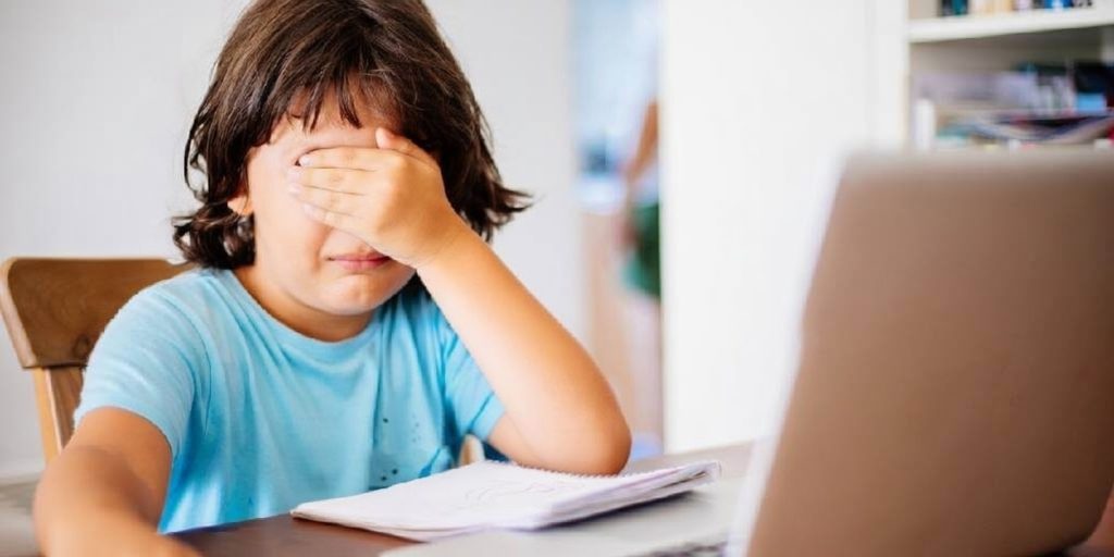 Los niños están expuestos a riesgos como contenido inapropiado o ciberacoso