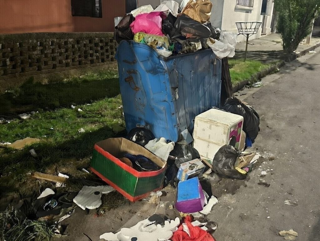 La basura esparcida alrededor de los contenedores es un ciclo que no se logra interrumpir.