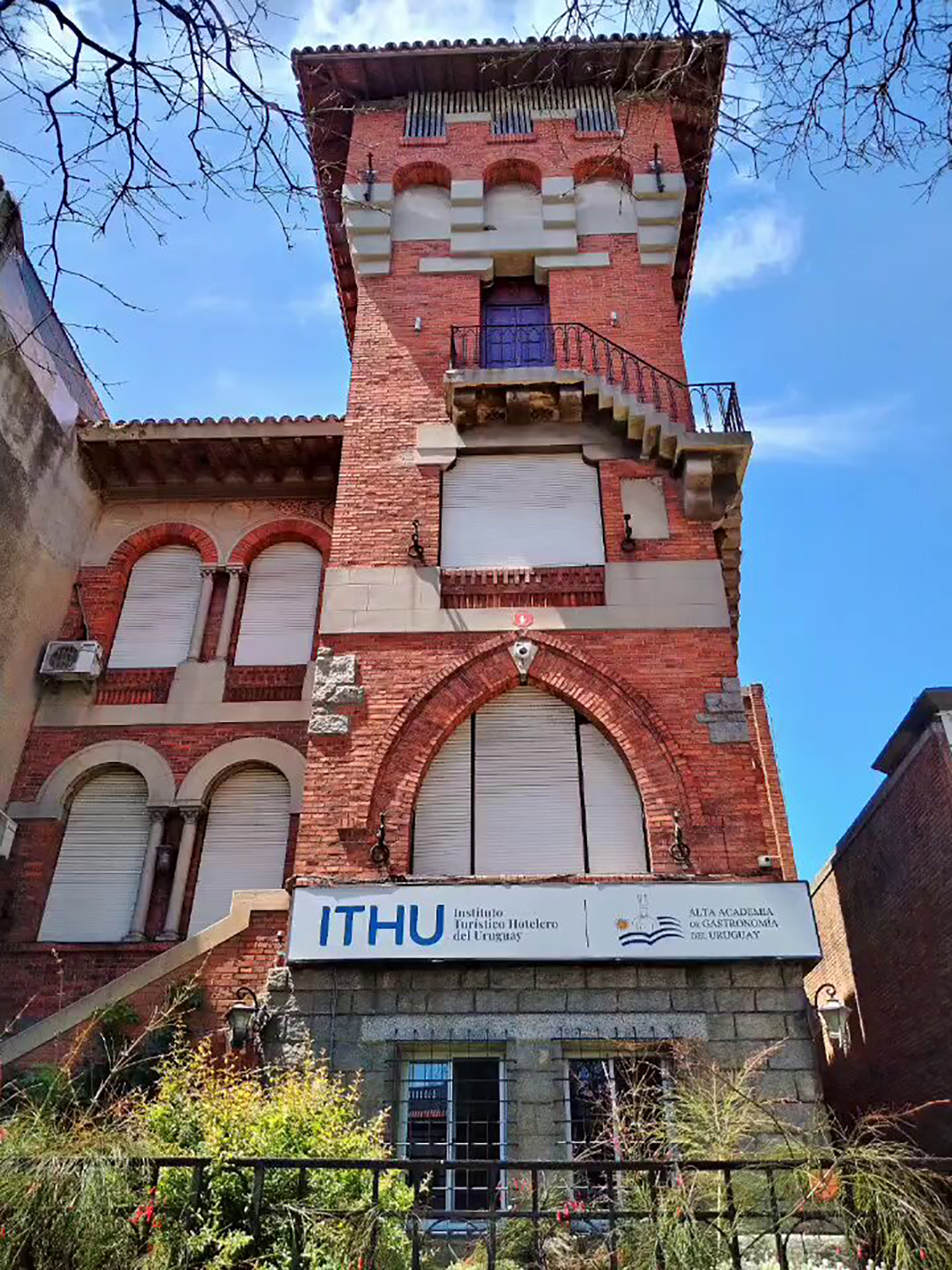 Monzeglio, Calderon, Puglia se instalaron en la casona y fundaron el ITHU que hoy dirigen sus tres hijos: Bari, Martín y Valentino Monzeglio, respectivamente