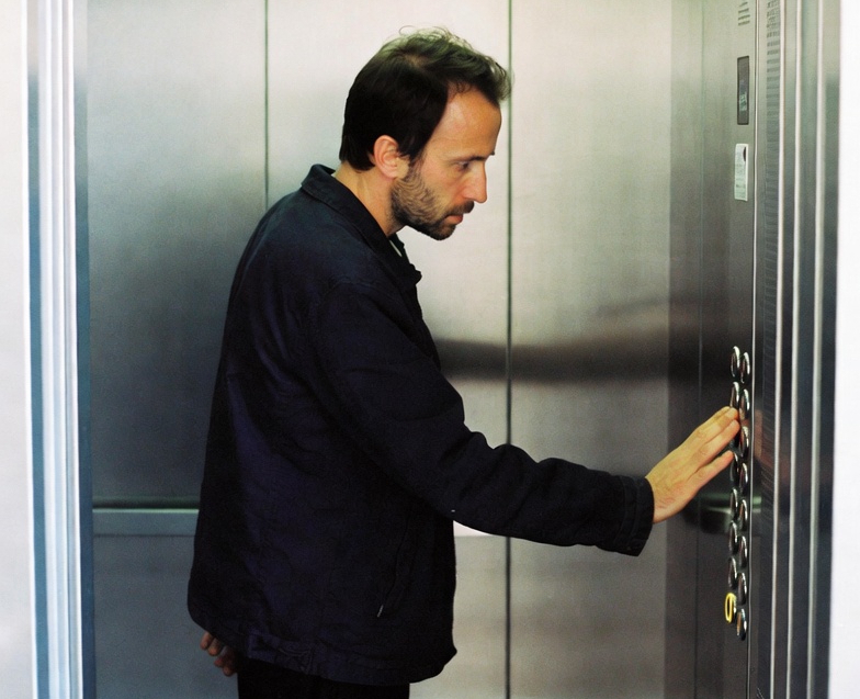 Muchos ascensores de edificios no cuentan con sistema braille para débiles visuales