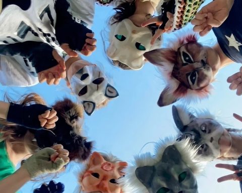 Los Therian portan accesorios como máscaras de animales; guantes y calcetines en forma de patas, collares y correas