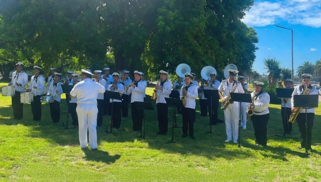 El diplomático mostró su orgullo al escuchar el himno de ambas naciones de parte de la Armada de la República Oriental del Uruguay