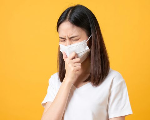 Una infección de este tipo se puede contraer al inhalar gotitas respiratorias suspendidas en el aire