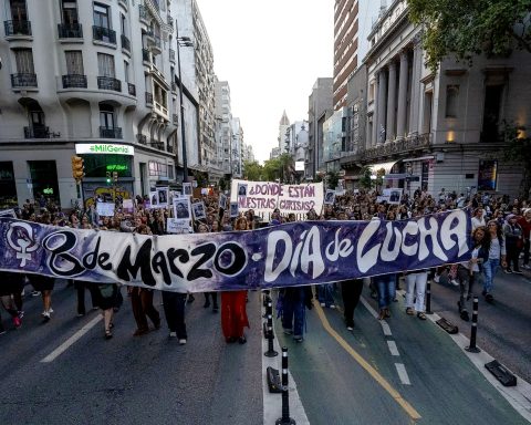 La marcha del 8 de marzo en Montevideo, congregó a miles de mujeres sobre la avenida 18 de julio