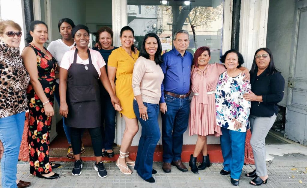 Grupo Hermanas Mirabal junto al Embajador de República Dominicana en Uruguay su excelencia Fidel Santana 