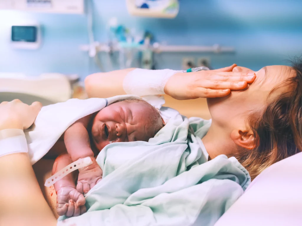 Se debe garantizar una atención digna, humanizada y competente, optimizando la salud física y emocional de la madre y el bebé.