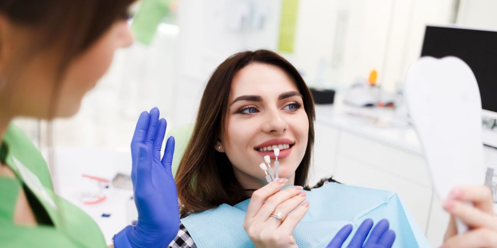 Los servicios de odontología estética tienen la ventaja de que aclaran los dientes opacos, mejoran su forma, ocultan desconchones y grietas y, en definitiva, aportan equilibrio y simetría