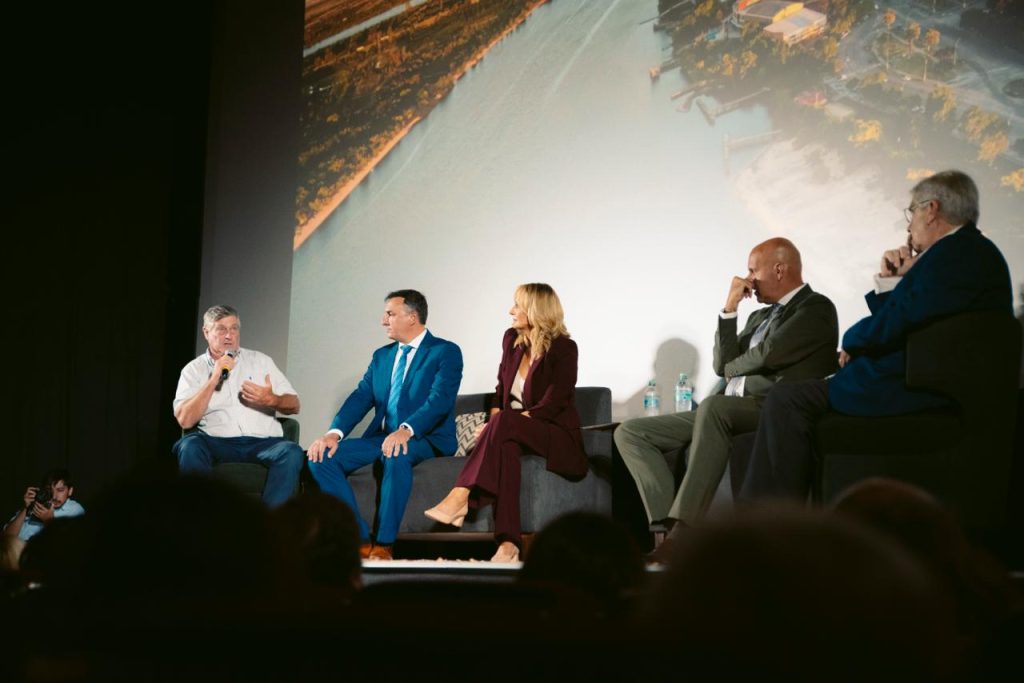 El primer Panel de discusión estuvo integrado por Carlos Albisu, intendente de Salto, Francisco Legnani, intendente de Canelones, Guillermo Besozzi, intendente de Soriano, y el senador Tabaré Viera