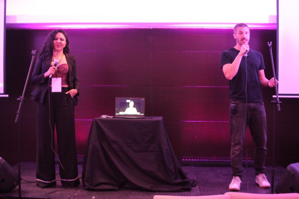 Veronika Sulbaran junto a Adolfo Merino “Derecein” (organizador)