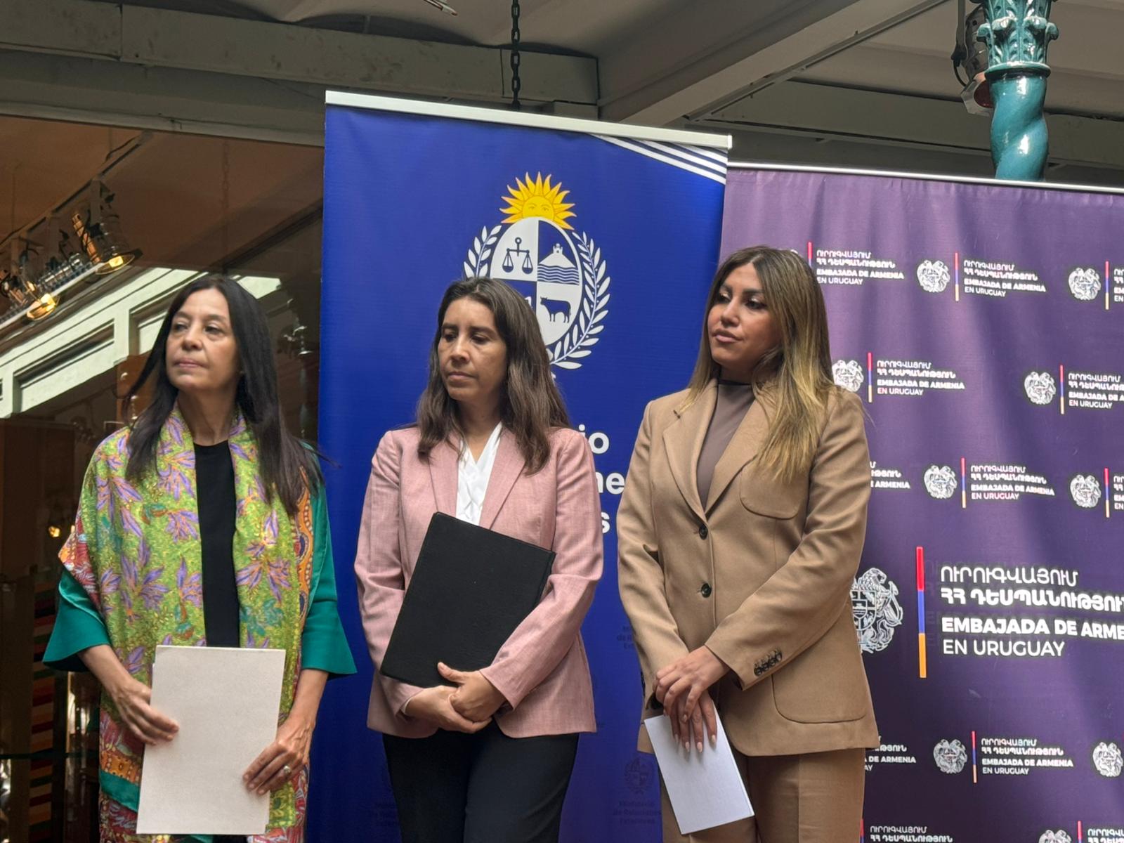 Ministra Soledad Martínez, Subdirectora General para Asuntos Culturales del MRREE, embajadora de Armenia en Uruguay Mariam Gevorgyan y Alcira Sandoval Especialista de Cultura de la Oficina Regional de la UNESCO en Montevideo