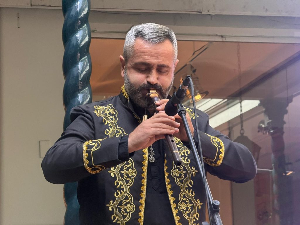 Gagik Gasparyan, ofreció una interpretación con el duduk