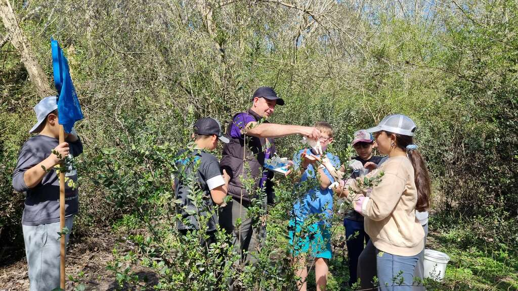 Los docentes realizan visitas de asesoramiento y entrega de materiales a centros educativos para mediciones de protocolos atmosféricos