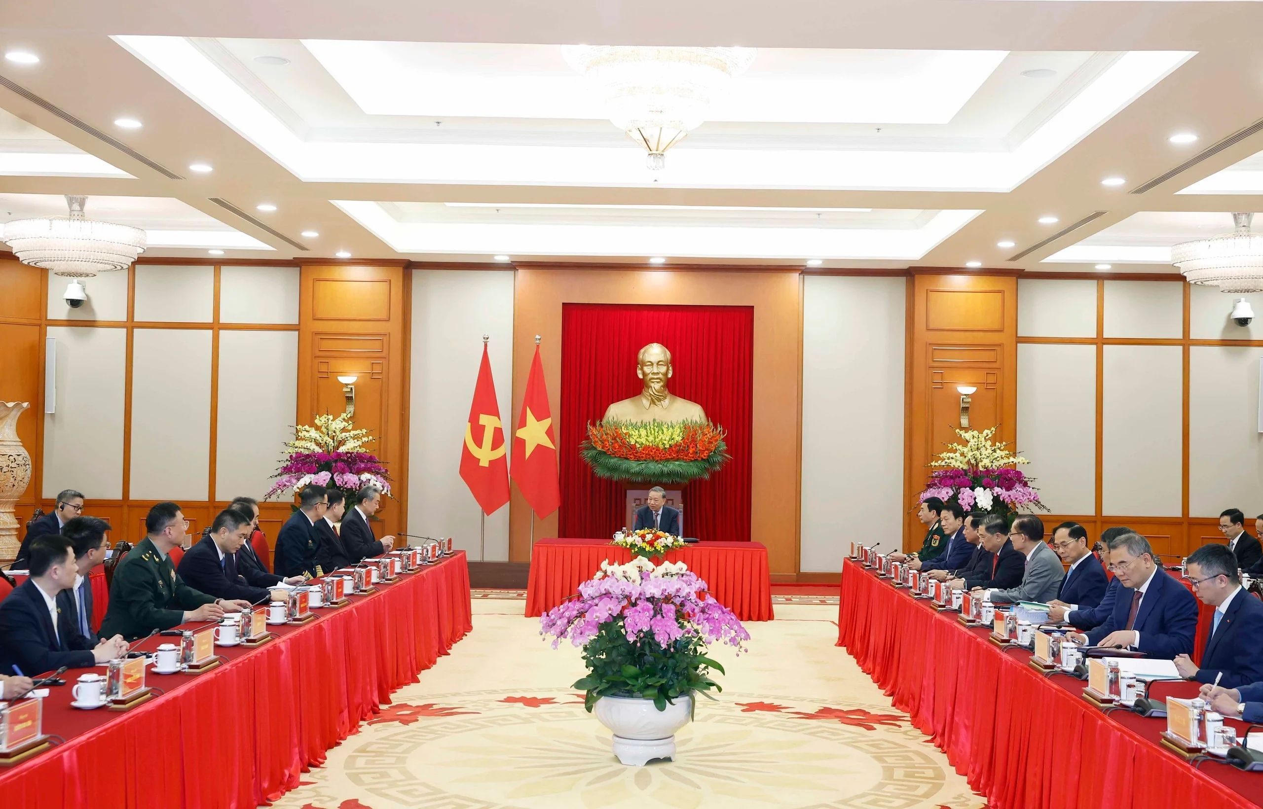El secretario general del Partido comunista de Vietnam To Lam recibió al ministro de Asuntos Exteriores chino, Wang Yi, al ministro de Seguridad Pública chino, Wang Xiaohong, y al ministro de Defensa chino, Dong Jun.