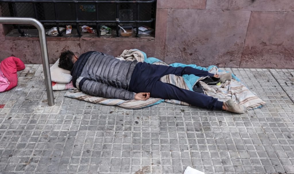 Los vecinos reclaman que las personas en situación de calle ocupan y obstruyen la entrada de hogares y comercios. 