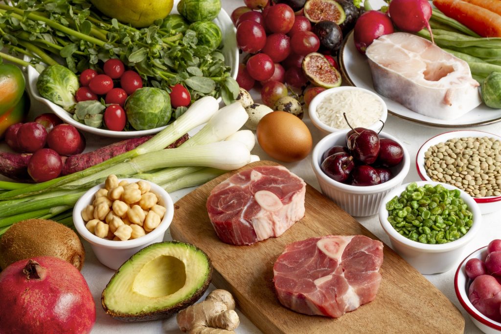 El objetivo no es la eliminación de grupos alimenticios, sino la reducción calórica mediante sustituciones inteligentes