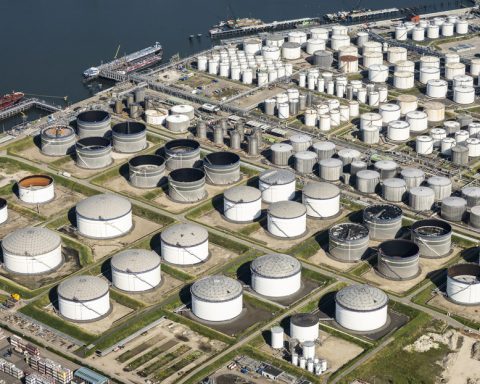 La Unión Europea consume unos 10,5 millones de barriles de petróleo al día, aproximadamente el 10% de la demanda mundial