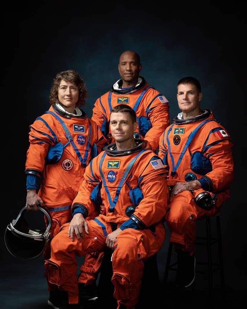 Los astronautas de la NASA Christina Koch, Victor Glover y Reid Wiseman, y el astronauta de la CSA (Agencia Espacial Canadiense) Jeremy Hansen.