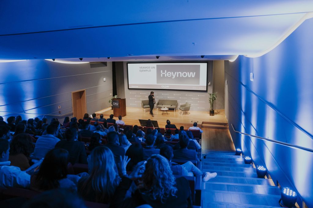 Las herramientas de IA en empresas mejoran la experiencia del usuario, reducen costos y complementan el trabajo humano.