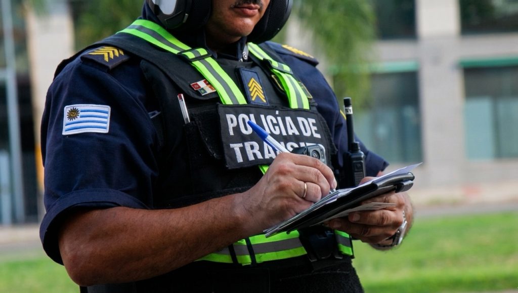 Se propone que el Ministerio del Interior y las intendencias implementen sistemas de verificación biométrica y digital para impedir la obtención de licencias falsas.